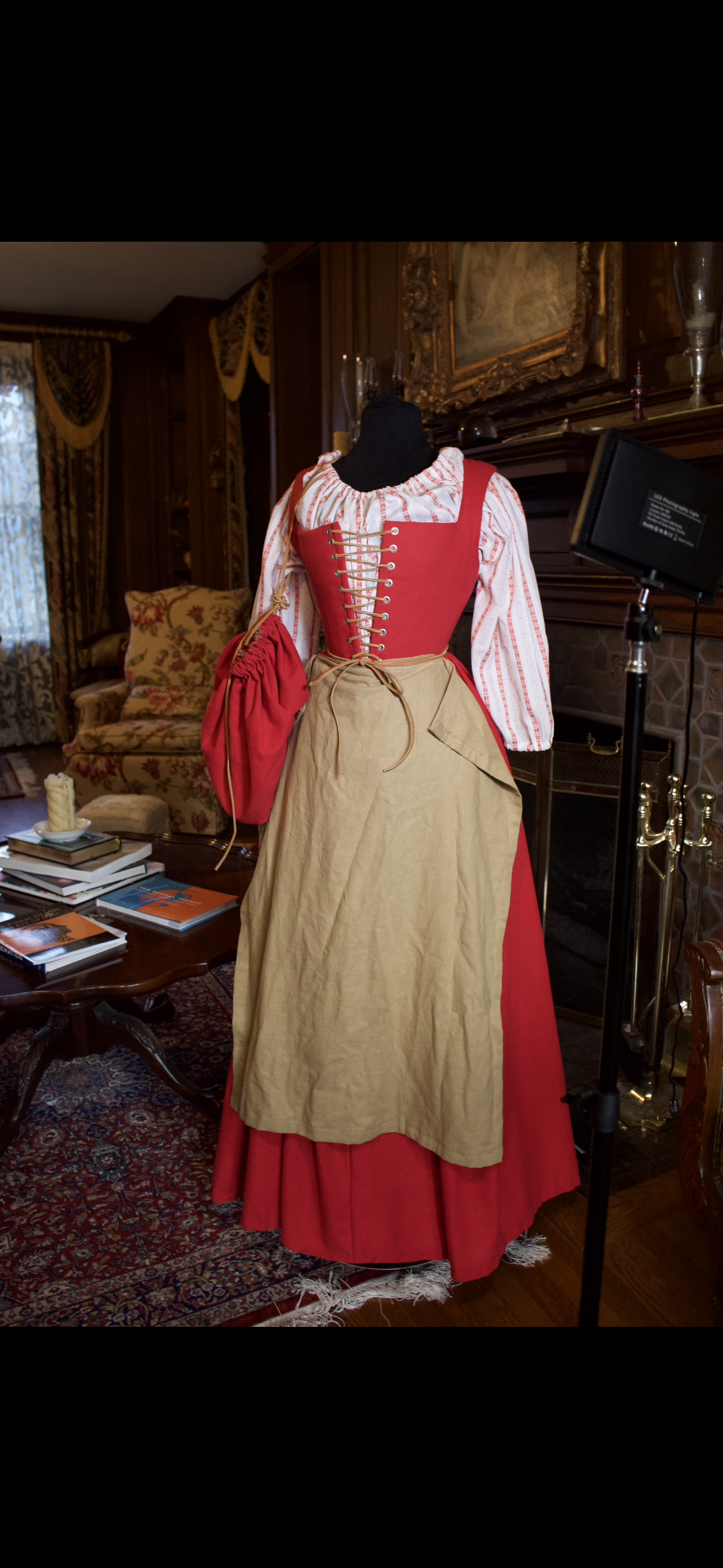 Linen Apron With Leather Ties.